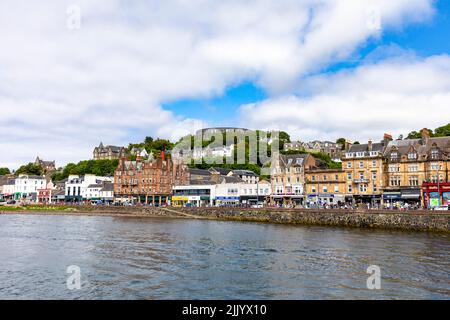 Centre-ville d'Oban, tour McCaigs et front de mer sur la côte ouest de l'Écosse ensoleillé jour d'été en 2022, Écosse, Royaume-Uni Banque D'Images