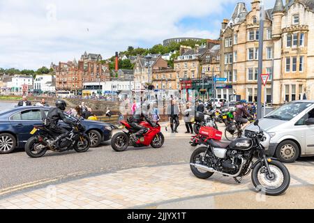 Oban côte ouest de l'Écosse, motocyclistes et motos dans un groupe de tour se rencontrent dans le centre-ville d'Oban, été 2022, Ecosse, Royaume-Uni Banque D'Images