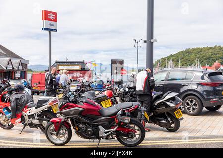 Oban côte ouest de l'Écosse, motocyclistes et motos dans un groupe de tour se rencontrent dans le centre-ville d'Oban, été 2022, Ecosse, Royaume-Uni Banque D'Images