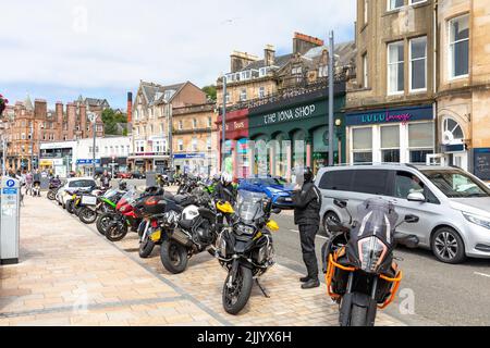 Oban côte ouest de l'Écosse, motocyclistes et motos dans un groupe de tour se rencontrent dans le centre-ville d'Oban, été 2022, Ecosse, Royaume-Uni Banque D'Images