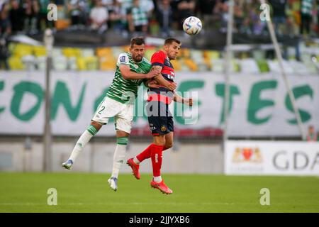 Gdansk, Pologne. 28th juillet 2022. Rafal Pietrzak (L) de Lechia Gdansk et Thorsten Schick (R) de Rapid Vienne sont vus en action pendant le match de l'UEFA Europa Conference League entre Lecha Gdansk et SK Rapid Vienne à Gdansk. (Note finale; Lechia Gdansk 1:2 SK Rapid Vienna) Credit: SOPA Images Limited/Alay Live News Banque D'Images