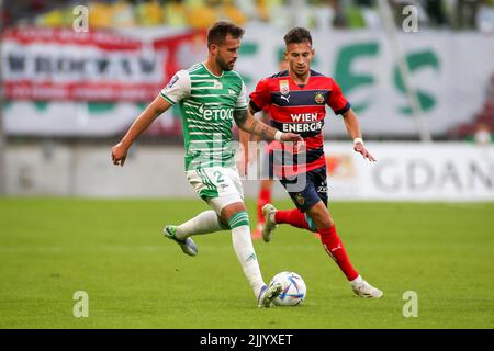 Gdansk, Pologne. 28th juillet 2022. Rafal Pietrzak (L) de Lechia Gdansk et Nicolas Kuhn (R) de Rapid Vienne sont vus en action pendant le match de l'UEFA Europa Conference League entre Lecha Gdansk et SK Rapid Vienne à Gdansk. (Note finale; Lechia Gdansk 1:2 SK Rapid Vienna) (photo de Tomasz Zasinski/SOPA Images/Sipa USA) crédit: SIPA USA/Alay Live News Banque D'Images