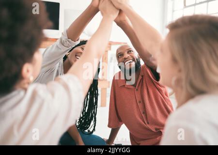 Le travail d'équipe, l'unité et les cinq hauts de jeunes élèves s'amusent tout en étant assis ensemble dans une pièce. Divers amis montrant du soutien tout en étant unis et Banque D'Images