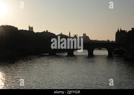 Une silhouette d'un vieux pont au-dessus d'une rivière calme au coucher du soleil Banque D'Images