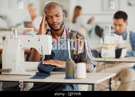 Homme stressé, fatigué designer dans la douleur d'un stress mal de tête pendant le travail. Un travailleur créatif surtravaillé avec un sentiment d'épuisement des délais. Portrait de Banque D'Images