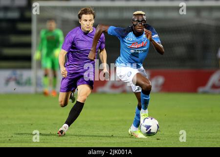 Foto Alessandro Garofalo/LaPresse27 Luglio 2022 Castel di Sangro, Italia - SSC Napoli vs Adana Demirspelr - amichevole Stadio estive Teofilo Patini. Nella foto: Victor Osimhen (SSC Napoli); 27 juillet 2022 Castel di Sangro, Italie - SSC Napoli vs Adana Demirspor, football sportif, match d'été Teofilo Patini stade. Dans le pic: Victor Osimhen (SSC Napoli); crédit: PRESSINPHOTO SPORTS AGENCY/Alay Live News Banque D'Images