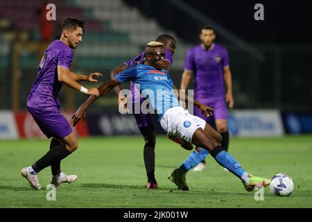 Foto Alessandro Garofalo/LaPresse27 Luglio 2022 Castel di Sangro, Italia - SSC Napoli vs Adana Demirspelr - amichevole Stadio estive Teofilo Patini. Nella foto: Victor Osimhen (SSC Napoli); 27 juillet 2022 Castel di Sangro, Italie - SSC Napoli vs Adana Demirspor, football sportif, match d'été Teofilo Patini stade. Dans le pic: Victor Osimhen (SSC Napoli); crédit: PRESSINPHOTO SPORTS AGENCY/Alay Live News Banque D'Images