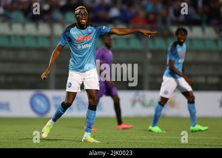 Foto Alessandro Garofalo/LaPresse27 Luglio 2022 Castel di Sangro, Italia - SSC Napoli vs Adana Demirspelr - amichevole Stadio estive Teofilo Patini. Nella foto: Victor Osimhen (SSC Napoli); 27 juillet 2022 Castel di Sangro, Italie - SSC Napoli vs Adana Demirspor, football sportif, match d'été Teofilo Patini stade. Dans le pic: Victor Osimhen (SSC Napoli); crédit: PRESSINPHOTO SPORTS AGENCY/Alay Live News Banque D'Images