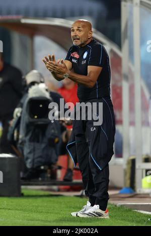 Foto Alessandro Garofalo/LaPresse27 Luglio 2022 Castel di Sangro, Italia - SSC Napoli vs Adana Demirspelr - amichevole Stadio estive Teofilo Patini. Nella foto: Luciano Spalletti allenatore (SSC Napoli); 27 juillet 2022 Castel di Sangro, Italie - SSC Napoli vs Adana Demirspor, football sportif, match d'été Teofilo Patini stade. Dans le pic: Luciano Spalletti entraîneur (SSC Napoli); Credit: PRESSINPHOTO AGENCE SPORTIVE / Alay Live News Banque D'Images