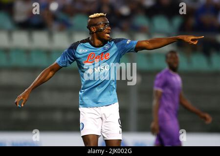 Foto Alessandro Garofalo/LaPresse27 Luglio 2022 Castel di Sangro, Italia - SSC Napoli vs Adana Demirspelr - amichevole Stadio estive Teofilo Patini. Nella foto: Victor Osimhen (SSC Napoli); 27 juillet 2022 Castel di Sangro, Italie - SSC Napoli vs Adana Demirspor, football sportif, match d'été Teofilo Patini stade. Dans le pic: Victor Osimhen (SSC Napoli); crédit: PRESSINPHOTO SPORTS AGENCY/Alay Live News Banque D'Images