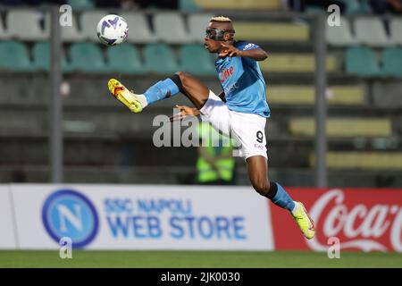 Foto Alessandro Garofalo/LaPresse27 Luglio 2022 Castel di Sangro, Italia - SSC Napoli vs Adana Demirspelr - amichevole Stadio estive Teofilo Patini. Nella foto: Victor Osimhen (SSC Napoli); 27 juillet 2022 Castel di Sangro, Italie - SSC Napoli vs Adana Demirspor, football sportif, match d'été Teofilo Patini stade. Dans le pic: Victor Osimhen (SSC Napoli); crédit: PRESSINPHOTO SPORTS AGENCY/Alay Live News Banque D'Images