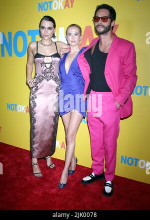 New York, NY, États-Unis. 28th juillet 2022. Quinn Shephard, Zoey Deutch et Dylan O'Brien à la première de New York de Hulu's Not OKAY au théâtre Angelika à New York sur 28 juillet 2022. Crédit : RW/Media Punch/Alamy Live News Banque D'Images