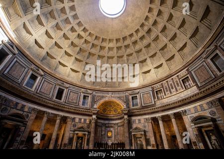 Rome, Italie - May21 2019: Dôme du Panthéon intérieur, à l'intérieur d'un toit en dôme sur la piazza della rotonda, avec un puits de lumière rond. Populaire italie tourisme vue. Banque D'Images