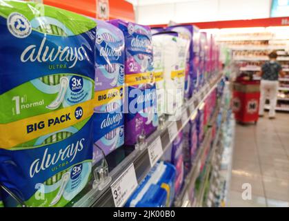 Vilshofen sur le Danube, Allemagne. 28th juillet 2022. Les électrodes d'hygiène menstruelle sont toujours affichées dans un supermarché. (Photo par Igor Golovniov/SOPA Images/Sipa USA) crédit: SIPA USA/Alay Live News Banque D'Images