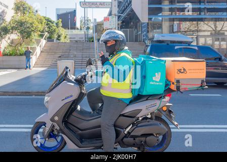 29 juillet 2022 Chatswood, Sydney, Australie : enfin du soleil ! Même les coursiers de scooter profitent du soleil du matin. Après ce qui semble être des semaines de pluie inondées et des averses constantes, le temps ensoleillé est prévu pour Sydney au cours du prochain week-end. Crédit photo Stephen Dwyer Alay Live News Banque D'Images