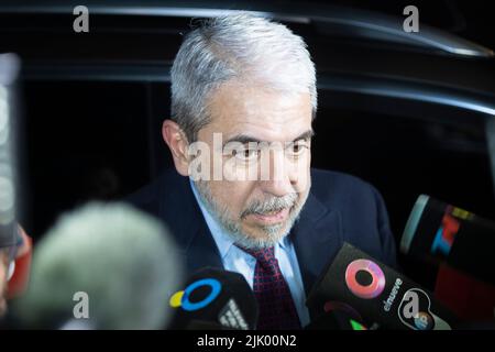 Buenos Aires, Argentine. 28th juillet 2022. Après plusieurs changements dans le cabinet des ministres, Anibal FernÃndez, ministre de la sécurité de la Nation, a rencontré le Président à la Chambre du Gouvernement. Le ministre de la Défense fait des déclarations aux médias. (Credit image: © Esteban Osorio/Pacific Press via ZUMA Press Wire) Banque D'Images