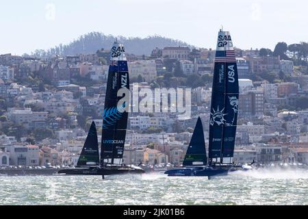 F50 catamaran de Nouvelle-Zélande et des États-Unis course sur les eaux de la baie de San Francisco pendant les courses de SailGP 2022. Banque D'Images