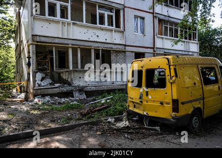 Kharkiv, Ukraine. 8th juillet 2022. Une voiture avec des trous de balle vu devant un appartement résidentiel fortement endommagé à Saltivka. Le district de Saltivka était autrefois l'un des quartiers les plus densément peuplés de la ville de Kharkiv s'est transformé en ruines et en ruines, alors que le district continue de subir des bombardements intenses de l'armée russe. (Image de crédit : © Alex Chan TSZ Yuk/SOPA Images via ZUMA Press Wire) Banque D'Images