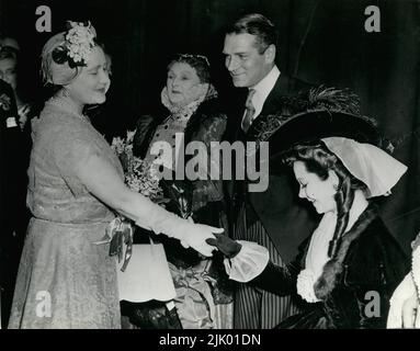 06 juin 1954 - Londres, Angleterre, Royaume-Uni - toujours en costume, l'actrice VIVIEN LEIGH Curtsy à la REINE MÈRE, au All-Star Matinee du Variety Club au théâtre de sa Majesté, Londres, hier. À côté de Leigh se trouve son mari, Sir LAURENCE OLIVIER, et DAME SYBIL THORNDIKE. Le matinée a commémoré trois anniversaires - le cinquantième anniversaire depuis la fondation de l'Académie royale d'art dramatique; le jubilé d'or de Dame Sybil sur la scène; et le centenaire de la naissance de Sir Herbert Beerbohm Tree, fondateur de la RADA. (Image de crédit : © Keystone Press Agency/ZUMA Wire) Banque D'Images