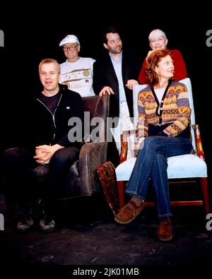 6 avril 2002 - Westport, Connecticut, États-Unis - les acteurs américains posent pour une photo, au deuxième rang, PAUL NEWMAN, MATTHEW BRODERICK, JOANNE WOODWARD, Rangée avant assise, TIM ROBBINS et SUSAN SARANDON. Le groupe est au Westport Country Playhouse Special Performance of A.R. Les « voix ancestrales » de Gurney au profit du Playhouse. (Credit image: © Ipol/Globe photos/ZUMA Press Wire/ZUMAPRESS.com) Banque D'Images