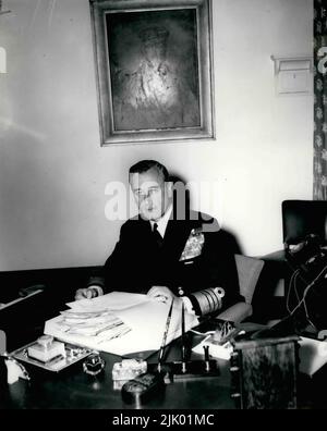 04 avril 1955 - Londres, Angleterre, Royaume-Uni - EARL MOUNTBATTEN, a assumé ses fonctions de Premier Seigneur des mers. Jusqu'à récemment, il commandait la flotte méditerranéenne britannique et les forces navales et aériennes méditerranéennes des pays de l'Organisation du Traité de l'Atlantique Nord. Le mois dernier, il a fait une série d'inspections de bases navales et de départements d'Amirauté dans toutes les régions du pays. L'amiral Earl Mountbatten de Birmanie, photographié à son bureau dans sa chambre à l'Amirauté ce matin. Le tableau du prince Louis de Battenburg, qui était le premier seigneur de la mer immédiatement avant et jusqu'à la flambée de Banque D'Images