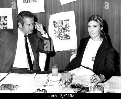 1969 - PAUL NEWMAN avec sa femme JOANNE WOODWARD s'assoient devant un mur d'affiches protestant contre la guerre du Vietnam dessiné par l'artiste L. Schneider et déclarant : « la guerre n'est pas saine pour les enfants et d'autres choses vivantes » lors d'un événement. Lieu, date exacte inconnue. (Credit image: © Phil Roach/Globe photos/ZUMA Press Wire/ZUMAPRESS.com) Banque D'Images