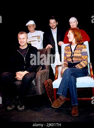 6 avril 2002 - Westport, Connecticut, États-Unis - les acteurs américains posent pour une photo, au deuxième rang, PAUL NEWMAN, MATTHEW BRODERICK, JOANNE WOODWARD, Rangée avant assise, TIM ROBBINS et SUSAN SARANDON. Le groupe est au Westport Country Playhouse Special Performance of A.R. Les « voix ancestrales » de Gurney au profit du Playhouse. (Credit image: © Ipol/Globe photos/ZUMA Press Wire/ZUMAPRESS.com) Banque D'Images