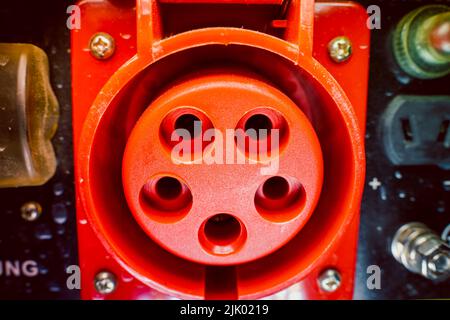 Prise d'alimentation rouge avec mise à la terre sur le générateur de gaz Banque D'Images