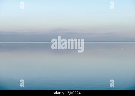 Calme, frais et relaxant vue sur l'horizon de l'océan, espace de copie sur le dessus. Embuer sur la mer le matin. Ciel clair et bleu pendant un calme Banque D'Images