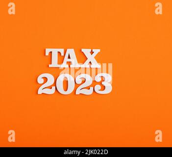 Taxes pour l'année 2023 - concept. Nombres blancs sur fond orange Banque D'Images