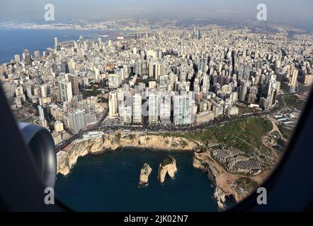 Vue sur Beyrouth depuis l'avion, y compris les célèbres rochers de pigeon, tandis que l'on vole à l'aéroport de Beyrouth. Banque D'Images