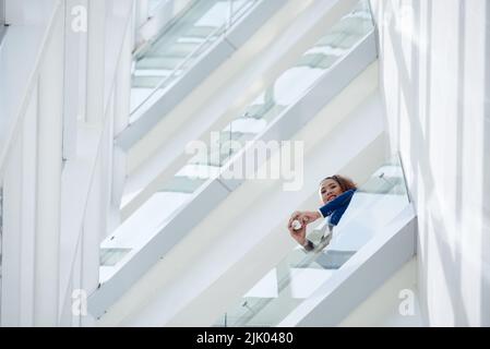 Une femme d'affaires asiatique joyeuse qui boit du café pendant les courts vacances Banque D'Images