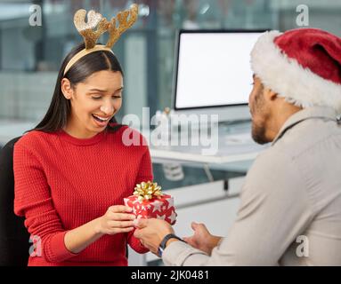 Noël, bureau de collègue et cadeau pour homme d'affaires heureux et excité  pendant la fête de vacances avec le cadeau secret de Santa. Portrait d'un  employé Photo Stock - Alamy