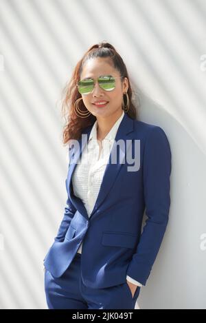 Portrait d'entrepreneur souriant en lunettes de soleil Banque D'Images
