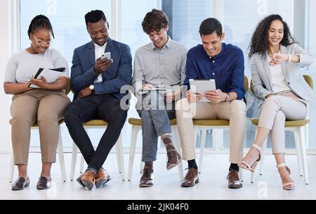 Se préparer à leur tir à une nouvelle occasion. Un groupe de gens d'affaires assis dans la ligne dans un bureau. Banque D'Images