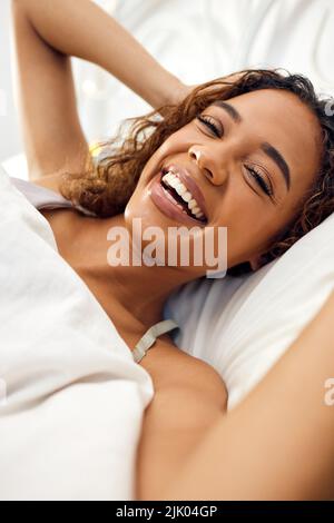 Parlez d'une bonne nuit de sommeil. Une jeune femme attrayante couché dans son lit le matin à la maison. Banque D'Images