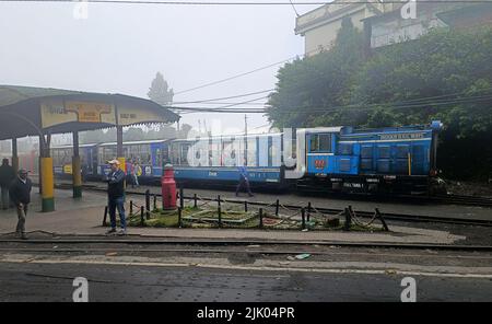 Darjeeling, Bengale-Occidental, Inde - 22 juin 2022, chemin de fer himalayan Darjeeling à la gare, le chemin de fer himalayan Darjeeling est un site classé au patrimoine mondial de l'UNESCO. Banque D'Images