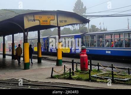 Darjeeling, Bengale-Occidental, Inde - 22 juin 2022, chemin de fer himalayan Darjeeling à la gare, le chemin de fer himalayan Darjeeling est un site classé au patrimoine mondial de l'UNESCO. Banque D'Images
