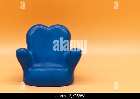 Fauteuil en caoutchouc bleu isolé sur fond orange Banque D'Images