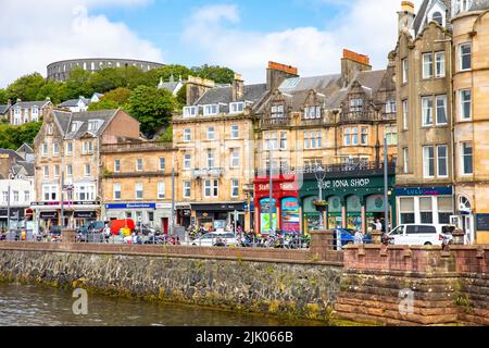 Centre-ville d'Oban et front de mer sur la côte ouest de l'Écosse ensoleillé été jour en 2022, Ecosse, Royaume-Uni Banque D'Images