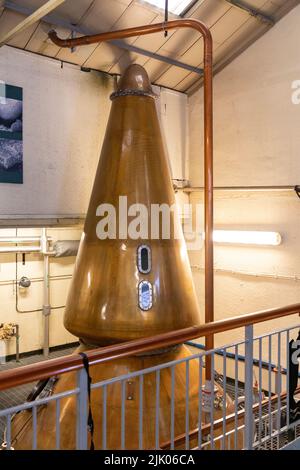 Intérieur de la distillerie de whisky Oban et distillateurs de cuivre travaux de la distillerie pour produire du whisky single malt, Oban, Scottish Highlands, Écosse, Royaume-Uni Banque D'Images