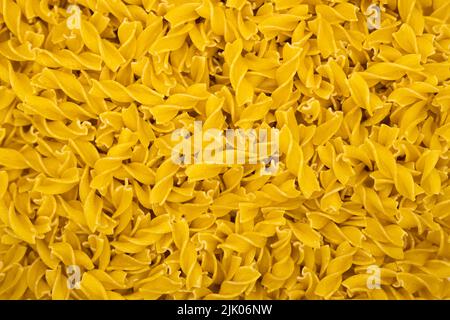 faible profondeur de petites pâtes de rotini spiralées à l'itallian séchées sur le terrain Banque D'Images