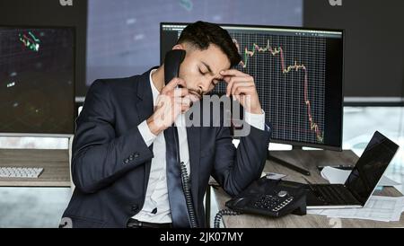 A souligné l'homme d'affaires au téléphone, négociant sur le marché boursier pendant une crise financière. Trader sur un marché baissier avec des actions en rupture. Crash du marché Banque D'Images