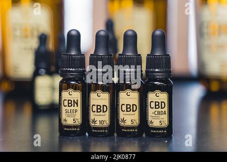 05.28.2022 Varsovie, Pologne. Flacons professionnels en verre foncé de cannabis CBD, CBN et CBDA avec différentes concentrations de cannabidiol. Photo de haute qualité Banque D'Images