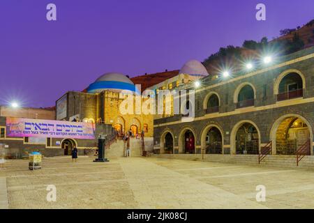 Tibériade, Israël - 27 juillet 2022 : vue en soirée du tombeau du rabbin Meir Baal Hanes, avec des visiteurs, à Tibériade, Israël Banque D'Images