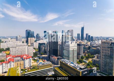 7.22.2022 Varsovie, Pologne. Impact humain sur le concept de l'environnement. Manque de zones vertes dans la ville avec de grands bâtiments et des gratte-ciels. Photo de haute qualité Banque D'Images