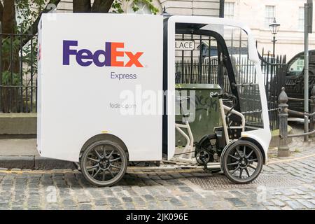 Un véhicule cargo FedEx EAV dans les rues d'Édimbourg Banque D'Images