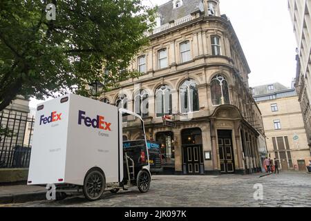 Un véhicule cargo FedEx EAV dans les rues d'Édimbourg Banque D'Images