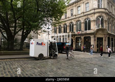 Un véhicule cargo FedEx EAV dans les rues d'Édimbourg Banque D'Images