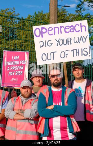 Bristol, Royaume-Uni. 29th juillet 2022. Les ingénieurs de BT OpenREACH qui sont membres du Syndicat des travailleurs de la communication CWU sont en grève. La photo est la ligne de piquetage à l'extérieur du centre BT OpenReach à Horfield Bristol. Les grévistes sont préoccupés par une augmentation de salaire inférieure à l'inflation. Crédit : JMF News/Alay Live News Banque D'Images